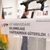Dans le cadre du 45e anniversaire du jumelage Châteauroux-Gütersloh, une exposition franco-allemande est proposée à la médiathèque Équinoxe. © Benjamin Steimes – Châteauroux Métropole.