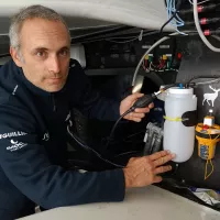 Fabrice Amedeo, a installé dans son bateau, un capteur capable de collecter de l'ADNe. ©Claire Le Parc