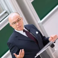 Bernard Cazeneuve - Par Jérémy Barande / Ecole polytechnique Université Paris-Saclay, CC BY-SA 2.0, https://commons.wikimedia.org/w/index.php?curid=80603902