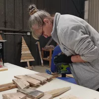 A Saumur, l'atelier bois d'Asure transforme des palettes de récupération en sapins de Noël (photo), en composteurs ou en bois de chauffage. ©RCF Anjou