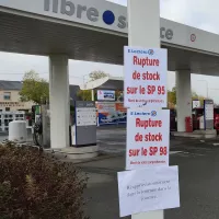 Ce lundi 10 octobre à 12 h, il n'y avait plus de sans plomb à la station-service de l'hypermarché Leclerc Camus à Angers. ©RCF Anjou