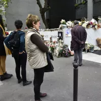 Des anonymes se recueillent là où le corps de Lola a été retrouvé, Paris, le 19/10/2022 © Dragan Lekic / Hans Lucas