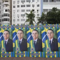 Pendant les célébrations du 200e anniversaire de l'indépendance du Brésil sur la plage de Copacabana, des vendeurs ambulants vendent des T-shirts et des drapeaux avec des slogans et des images du président Jair Bolsonaro © Joao Luiz Bulcao / Hans Lucas