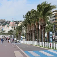 C'est ici, sur cette chaussée réservée aux piétons et désormais protégée que le terroriste a circulé à bord de son 19 tonnes pour faire des repérages du 11 au 14 juillet 2016 - Photo RCF