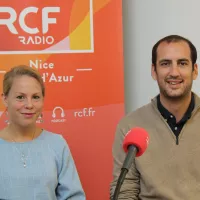 Loïc et Sophie Veillet-Lavallée dans le studio de RCF