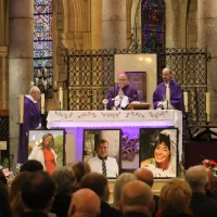 Mgr Nault et le Père Franklin Parmentier ce 29 octobre 2022, deux ans après l'attentat à la basilique Notre-Dame de l'Assomption à Nice. Les portraits de Simone, Vincent et Nadine dans l'église - Photo RCF 