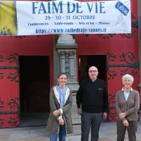 Dr Marine Mignot, père Patrice Marivin et Bénédicte Collet devant la cathédrale de Vannes ©RCF Sud Bretagne