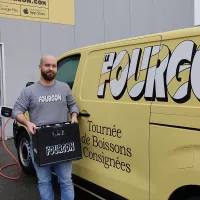 Implantée à Angers depuis le 5 octobre 2022, la start-up Le Fourgon livre aux particuliers plus de 300 boissons en bouteilles de verre consignées. ©RCF Anjou