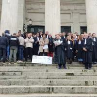 Lundi 17 octobre 2022 à 12 h 30, une soixantaine de policiers, de magistrats et d'avocats se sont réunis sur les marches du Palais de justice d'Angers pour protester contre la réforme de la police judiciaire. ©RCF Anjou