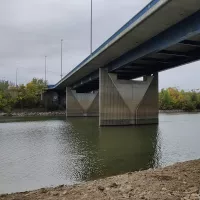 Sous le pont Jean-Moulin à Angers, les écourues 2022 ont permis de construire une cale de mise à l'eau pour les bateaux. ©RCF Anjou