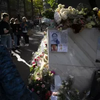 Des fleurs, bougies et messages déposés devant l'immeuble de Lola à Paris, le 19/10/2022 ©Magali Cohen / Hans Lucas