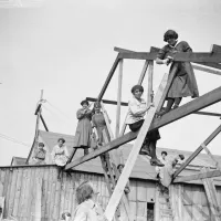 Femmes employées comme charpentier, le 26 juin 1918 près de Calais ©Wikimédia commons