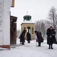 Sortie sous la neige de la messe orthodoxe dans l'église de Troudovsky, Donetsk, Ukraine, le 07/01/2020 ©JACQUES PION / Hans Lucas