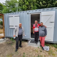 Un container maritime qui compose le village "Naïm" (© Facebook NAÏM l'Abri Fraternel)