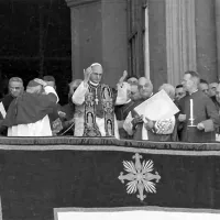 Première apparition de Paul VI au balcon après l'annonce de son élection le 21 juin 1963 ©Wikimédia commons