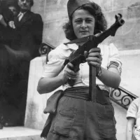 Simone Segouin, une résistante, près de Chartres, en août 1944 ©wikimediacommons