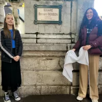 Le square de l'Evêché devient square Bernard Bosson, en hommage à l'ancien maire d'Annecy. Une plaque dévoilée par ses petites-filles. ©Victorien Duchet - RCF Haute-Savoie