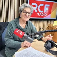 Bénédicte Serrate, en charge de l'action sociale à Annecy, dans les studios de RCF Haute-Savoie ©Victorien Duchet