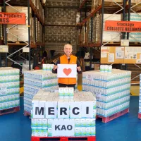 Tony Amato avec les mots "Merci Kao" et les briques de lait - Photo Twitter Banque Alimentaire