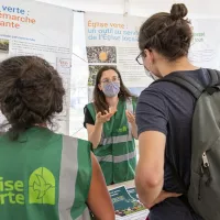 Des jeunes catholiques sensibilisent au message du pape François et au label Église verte, à la Pitié Salpêtrière, en septembre 2021 ©Corinne SIMON / Hans Lucas