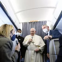 Vatican Media / Hans Lucas. Pendant son voyage en avion, le pape a affirmé avoir très mal au genou.