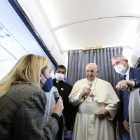 Vatican Media / Hans Lucas. Pendant son voyage en avion, le pape a affirmé avoir très mal au genou.