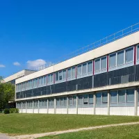 bâtiment W1 bis de l'École Centrale de Lyon - CC BY-SA 4.0 GladiusTM via Wikimedia Commons