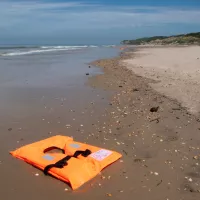 Restes d'une tentatives de traversée de la Manche, échoués sur la plage de Wissant, à quelques kilomètres de Calais. © Helene DECAESTECKER / HANS LUCAS / APJ