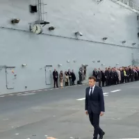 Emmanuel Macron à bord du porte-hélicoptères amphibie Dixmude. @TS