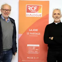 Jean Charmois et le père Bernard Lucchési dans les studios de Dialogue RCF ©Robert Poulain