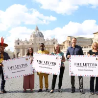 © Mouvement Laudato Si'. Les intervenants du film The Letter devant le Vatican, à Rome.