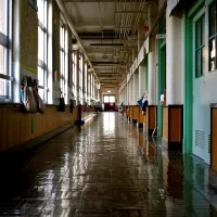 couloir de lycée - © Kyo Azuma via Unsplash