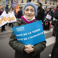 Des membres du Mouvement Laudato Si' présents à la marche pour le climat, le 12/03/2022 à Paris ©Corinne Simon / Hans Lucas