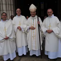 Les 3 nouveaux diacres et Mgr Roland Notre Dame de Bourg photo de JF Grimmer