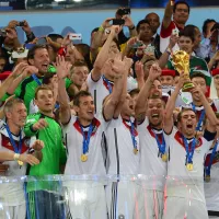 Le capitaine allemand Philipp Lahm brandissant le trophée de la Coupe du monde de football au stade Maracanã, lieu de la finale ©wikimediacommons