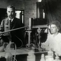 Pierre et Marie Curie dans leur laboratoire de fortune de l’École municipale de physique et de chimie industrielles, vers 1906 ©wikimediacommons