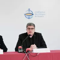 Le Père Hugues de Woillemont, porte-parole de la CEF (gauche) et Mgr Éric de Moulins-Beaufort, président de la CEF, le 05/11/2021 à Lourdes ©Laurent Ferriere / Hans Lucas