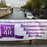 "Reconnaissance, responsabilité, réparation, réforme", banderole du collectif de la parole aux actes, pont au Double, Paris, 29/10/2022 ©Corinne Simon / Hans Lucas