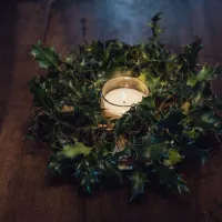 Une bougie autour d'une couronne de houx marque le premier dimanche de l'Avent ©Amaury Cornu / Hans Lucas