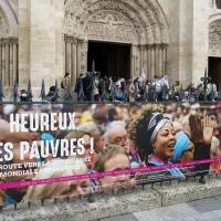 "Votre place n'est pas à la porte des églises, mais au cœur de l'Église", a déclaré le pape François dans son message pour la 5e Journée mondiale des pauvres (Photo : Basilique de Saint-Denis, le 14/11/2021 ©Corinne Simon / Hans Lucas)