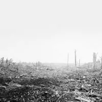 La route de Bapaume à Pozières après la bataille de la Somme, le 20 septembre 1916 ©Wikimédia commons