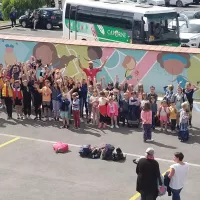 L'école a fait appel à un peintre pour la fresque réalisée par les enfants ©DR