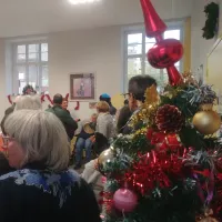 Noël au Secours Catholique du Berry à Passerelles à Bourges © RCF - Guillaume Martin-Deguéret.