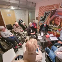 Le studio de RCF en plein coeur de l'Ehpad Bel Horizon avec des résidents, Mgr Yves Baumgarten, évêque du Puy, le docteur Jacques Labrosse, médecin coordonnateur et Michelle Michel, adjointe à la mairie du Puy-en-Velay en charge des personnes âgées 