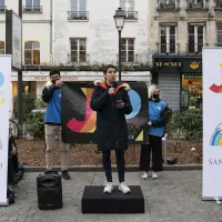 Valérie Régnier avec les jeunes pour la paix de la communauté de Sant'Egidio, rassemblés contre la guerre en Ukraine à Paris, le 19/02/2022  ©Corinne Simon / Hans Lucas