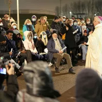 Messe de Noël célébrée près d'un camp de migrants, par Mgr Olivier Leborgne, évêque d'Arras, Calais, le 24/12/2021 ©Jaak Moineau / Hans Lucas