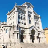 La cathédrale de Monaco ou auront lieu les obsèques de Mgr Barsi - Par Rundvald — Travail personnel, CC BY-SA 4.0, https://commons.wikimedia.org/w/index.php?curid=121615958