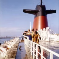 © Collection French Lines & Compagnies, Passagers sur le pont supérieur du paquebot France (CGT 1962) au départ du Havre. 