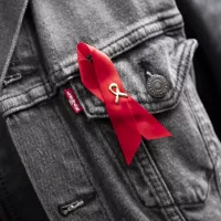 Le ruban rouge, symbole international de la solidarité vis-à-vis des victimes du VIH et du sida © Antoine Mermet