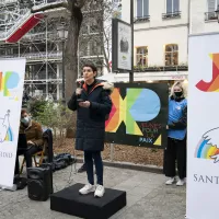 Rassemblement des Jeunes pour la Paix de la communauté Sant'Egidio pour dire non à la guerre en Ukraine, place Edmond Michelet à Paris le 19 février 2022. Photographie de Corinne SIMON / Hans Lucas.